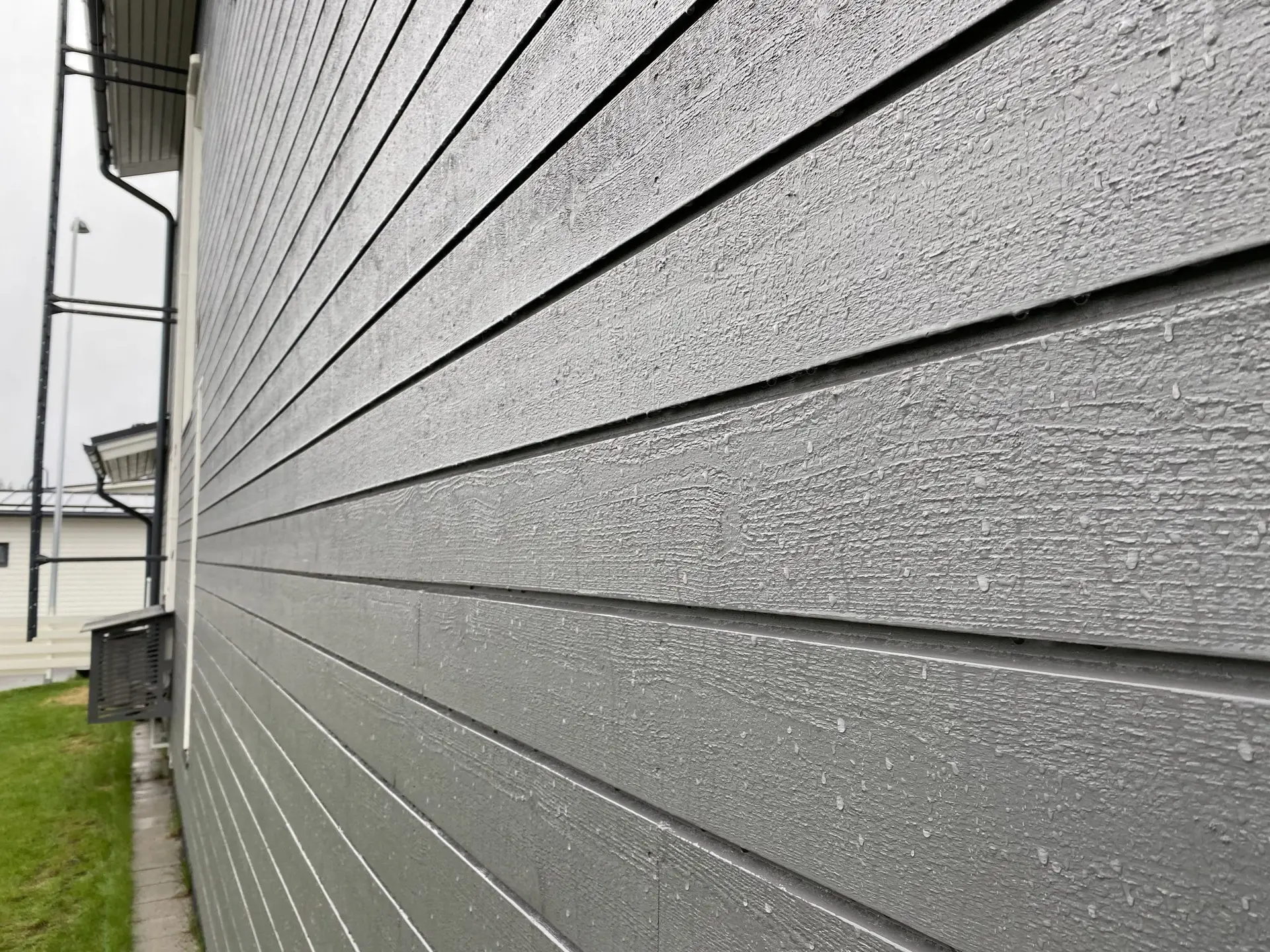 Ulkomaalaus Oulussa – talon julkisivun huoltomaalaus