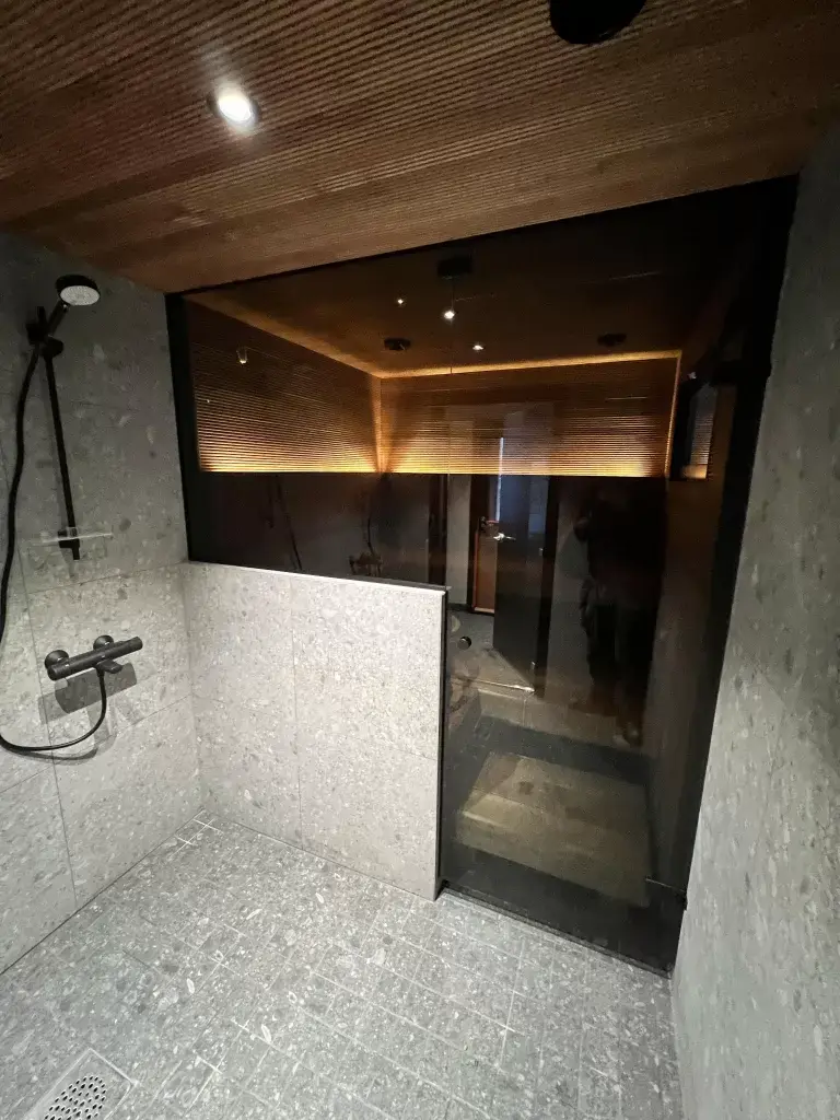 Sauna ja suihkutila remontin jälkeen Oulussa