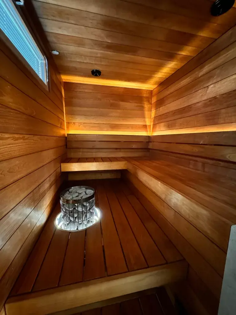 Tunnelmallinen sauna puupinnoilla Oulussa