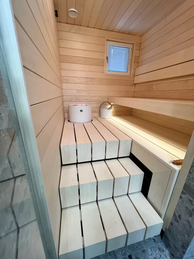 Vaalea sauna puupinnoilla Oulussa