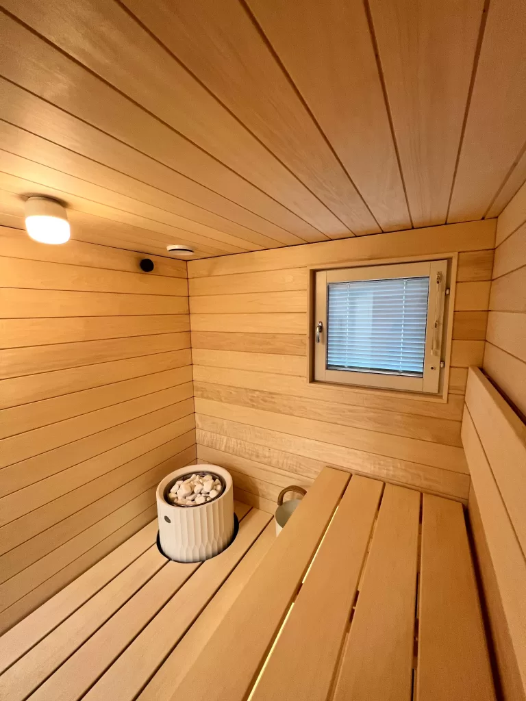 Remontoitu sauna puupinnoilla Oulussa