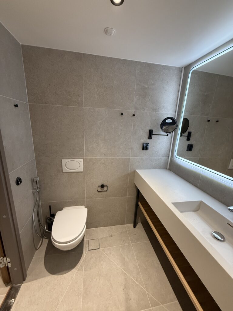 Remontoitu kylpyhuone led-valaistuksella Oulussa