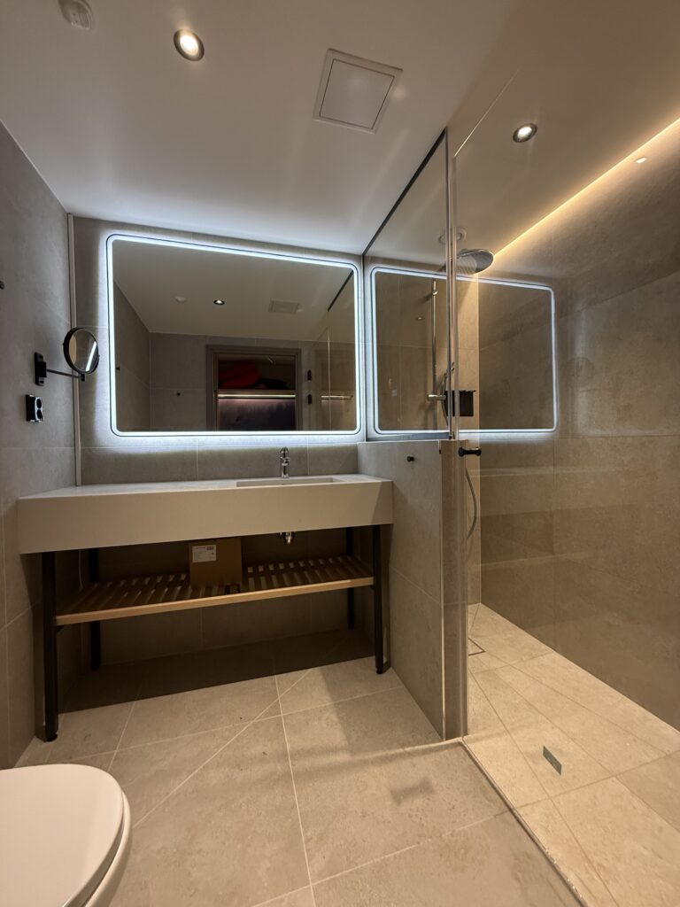 Moderni kylpyhuone ja led-valaistus remontin jälkeen