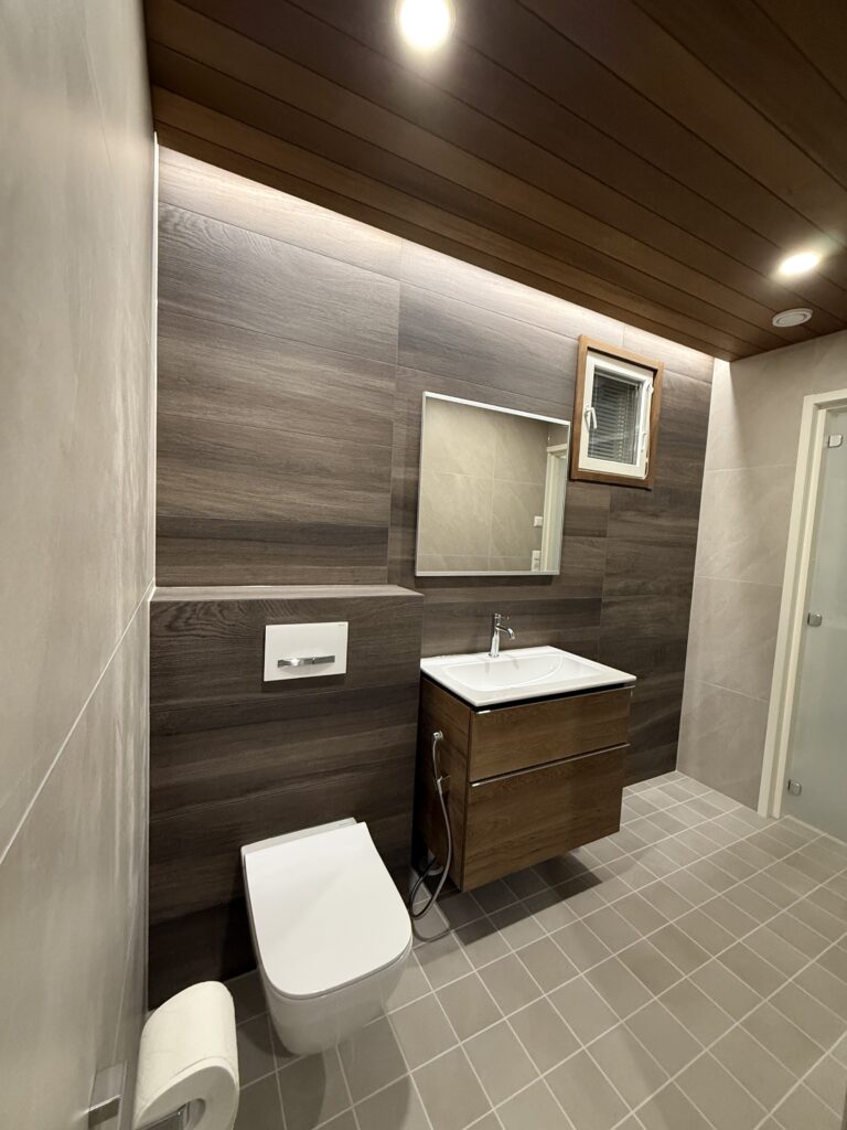 Moderni kylpyhuone remontin jälkeen Oulussa