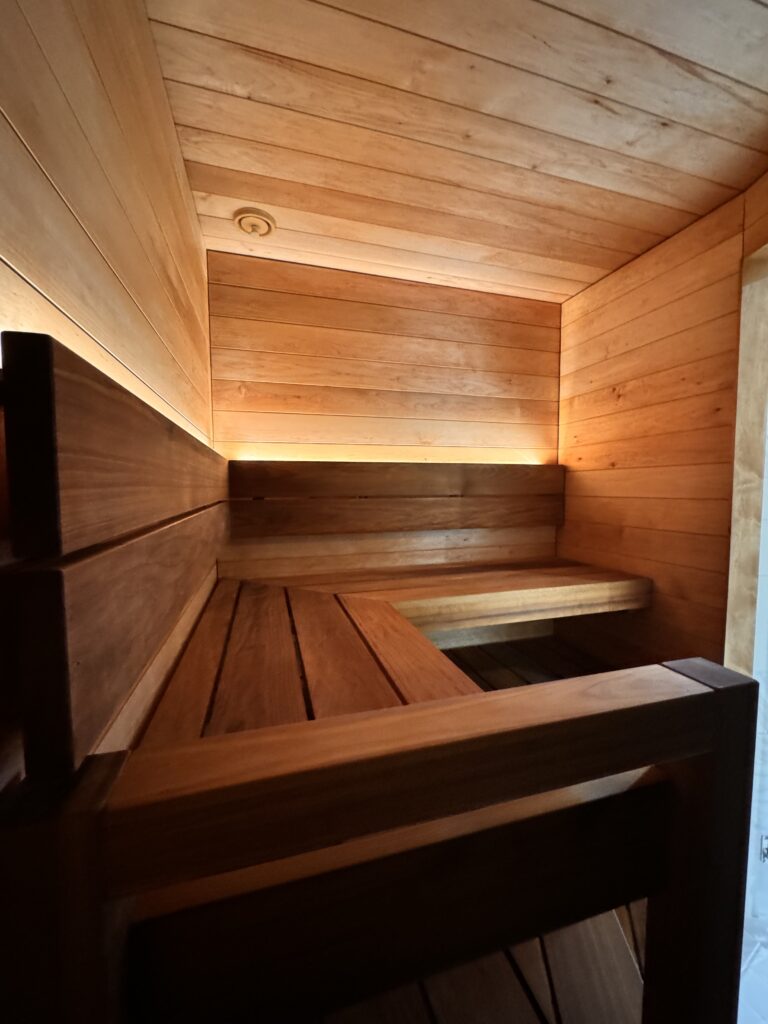 Remontoitu sauna puupinnoilla Oulussa