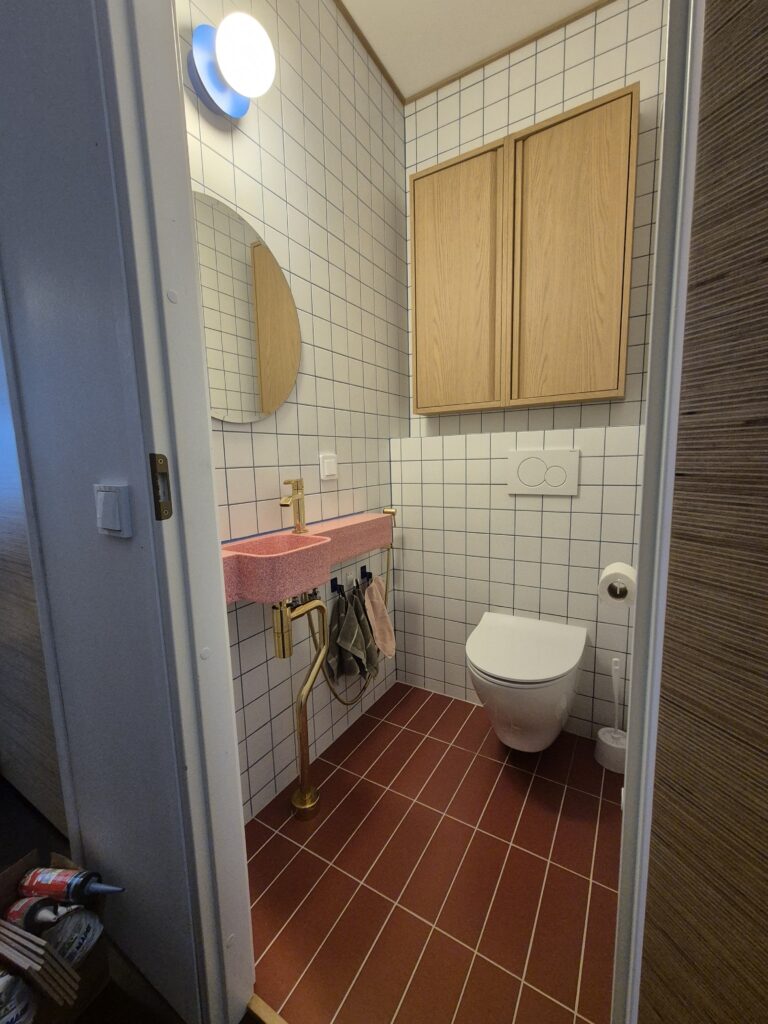 Remontoitu wc-tila pinkillä altaalla Oulussa
