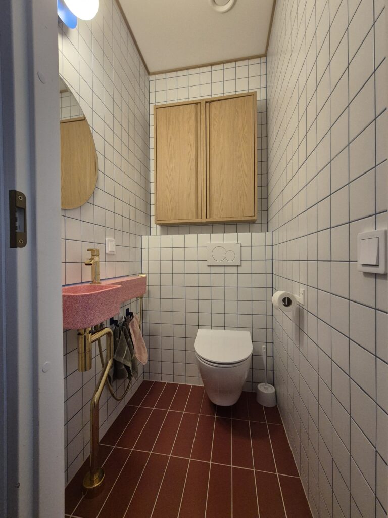 Moderni wc-tila ja pinkki allas remontin jälkeen